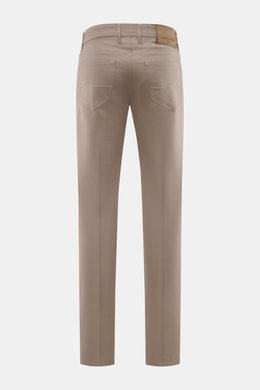 Rear view of Jacob Cohen Chino 'Bard' taupe slim fit trousers with back pockets, belt loops, and suede leather patch.

Description: <p>Modern luxury for everyday wear: The premium chino 'Bard' by JACOB COHEN combines a slim cut with high wearing comfort.<