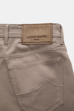 Close-up rear view of Jacob Cohen Chino 'Bard' taupe showing fine suede leather patch, stitching, and pocket details.

Description: <p>Modern luxury for everyday wear: The premium chino 'Bard' by JACOB COHEN combines a slim cut with high wearing comfort.<