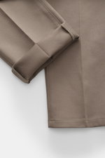 Alt tag (125 characters max): Close-up of Jacob Cohen Chino 'Bard' taupe folded pant leg, showing fine twill texture and stitching from top view.

Additional description:
<p>Modern luxury for everyday wear: The premium chino 'Bard' by JACOB COHEN combines
