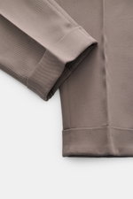 Nahaufnahme der fixierten Saumaufschläge der PT Torino Baumwollhose 'Carrot Fit' graubraun aus twill, Baumwolle, elastisch, weich, knöchellang, schmal zulaufend.