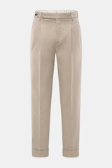 PT Torino Baumwollhose 'Carrot Fit' beige, frontale Ansicht, Twill aus reiner Baumwolle, schwere, leicht elastische Qualität, weicher Griff, reguläre Oberschenkelweite, knöchellang, leicht schmal zulaufend, Reißverschluss mit Bundknöpfen, verlängerter Kno