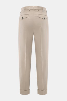 Rückansicht der PT Torino Baumwollhose 'Carrot Fit' beige aus Twill, reine Baumwolle, schwere, elastische Qualität, weicher Griff, knöchellang, mit Taschen, Bundknöpfen.
