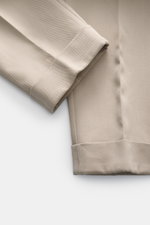 Nahaufnahme der beige Twill PT Torino Baumwollhose 'Carrot Fit' von schräg oben, zeigt fixierten Saumaufschlag und weichen Griff bei leichter Elastizität.