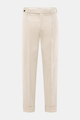 PT Torino Baumwollhose 'Carrot Fit' sand, frontale Nahaufnahme, Twill aus reiner Baumwolle, schwere, leicht elastische Qualität, weicher Griff, reguläre Oberschenkelweite, knöchellang, leicht schmal zulaufend, Reißverschluss mit Bundknöpfen, verlängerter 