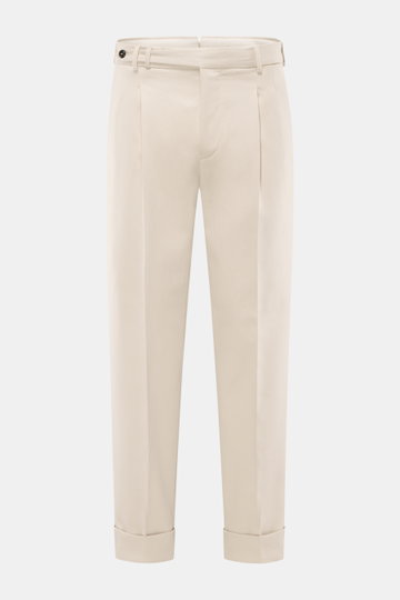 PT Torino Baumwollhose 'Carrot Fit' sand, frontale Nahaufnahme, Twill aus reiner Baumwolle, schwere, leicht elastische Qualität, weicher Griff, reguläre Oberschenkelweite, knöchellang, leicht schmal zulaufend, Reißverschluss mit Bundknöpfen, verlängerter 