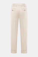 PT Torino Baumwollhose 'Carrot Fit' sand, Rückansicht, Twill aus reiner Baumwolle, schwere, leicht elastische Qualität, weicher Griff, reguläre Oberschenkelweite, knöchellang, fixierter Saumaufschlag.