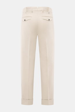 PT Torino Baumwollhose 'Carrot Fit' sand, Rückansicht, Twill aus reiner Baumwolle, schwere, leicht elastische Qualität, weicher Griff, reguläre Oberschenkelweite, knöchellang, fixierter Saumaufschlag.