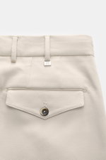 PT Torino Baumwollhose 'Carrot Fit' sand, Rückansicht, Twill aus reiner Baumwolle, schwere Qualität, weicher Griff, Carrot Fit, knöchellang, französische Taschen, Patten mit Knopf.