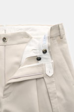 PT Torino Baumwollhose 'Carrot Fit' sand, Nahaufnahme von innen mit Reißverschluss, Bundknöpfen, Uhrentasche, französischen Taschen, doppelter Bundfalte.