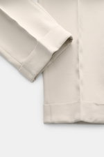 Nahaufnahme der PT Torino Baumwollhose 'Carrot Fit' sand aus Twill mit weichem Griff, fixiertem Saumaufschlag, fotografiert von oben.