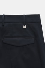 PT Torino Chino 'Master Fit' navy, Detailaufnahme der Rückseite mit französischer Tasche, fixiertem Saumaufschlag, Twill aus Baumwolle und Cashmere.