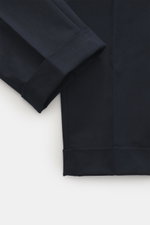 Nahaufnahme der PT Torino Chino 'Master Fit' navy, seitliche Perspektive auf den fixierten Saumaufschlag aus weichem Baumwoll-Cashmere-Twill mit Stretch.