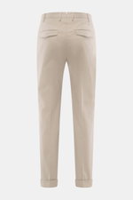 Rückansicht der PT Torino Chino 'Master Fit' taupe, schmal zulaufend mit fixiertem Saumaufschlag, französischen Taschen und weichem Baumwoll-Cashmere-Twill.