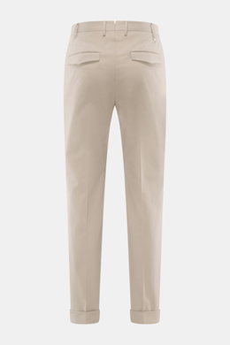 Rückansicht der PT Torino Chino 'Master Fit' taupe, schmal zulaufend mit fixiertem Saumaufschlag, französischen Taschen und weichem Baumwoll-Cashmere-Twill.