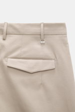 PT Torino Chino 'Master Fit' taupe, Detailaufnahme von hinten, Twill aus Baumwolle mit Cashmere, Taschen mit Patte, fixierter Saumaufschlag.