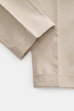PT Torino Chino 'Master Fit' taupe, Detailaufnahme von fixiertem Saumaufschlag aus Baumwoll-Cashmere-Twill, schmal zulaufend, Regular Fit, weicher Griff.