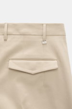 PT Torino Chino 'Master Fit' beige, Detailaufnahme von hinten oben, Twill aus Baumwolle mit Cashmere, fixierter Saumaufschlag, schmal zulaufend.