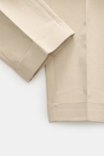 PT Torino Chino 'Master Fit' beige, Detailaufnahme fixierter Saumaufschlag, feiner Baumwoll-Cashmere-Twill mit Stretch, schmal zulaufend, Regular Fit.
