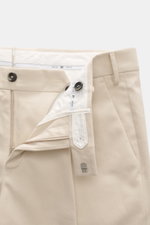 PT Torino Chino 'Master Fit' sand, Nahaufnahme der geöffneten Bund- und Reißverschlussdetails, Twill aus Baumwolle mit Cashmere, Regular Fit, fixierter Saumaufschlag.