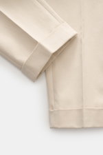 PT Torino Chino 'Master Fit' sand aus Baumwolle-Cashmere-Twill, Detailaufnahme fixierter Saumaufschlag und schmal zulaufender Bund.