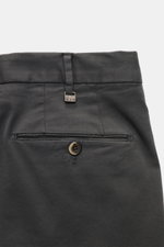 Close-up back view of PT Torino Chino 'Slim Fit' dark gray in soft cotton twill with light stretch, featuring welted back pockets with button and PT metal detail.

<p>For this chino, PT TORINO chooses classic cotton twill in a soft quality and adds a slig
