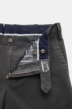 PT Torino Chino 'Slim Fit' dark gray shown from a top close-up of the waistband and zipper area. For this chino, PT TORINO chooses classic cotton twill in a soft quality and adds a slight stretch content for comfort - perfect for versatile office looks - 