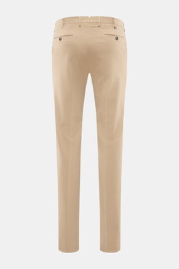 PT Torino Chino 'Slim Fit' beige aus Baumwolltwill mit leichtem Stretch, schmal zulaufend, Rückansicht mit paspelierten Gesäßtaschen.