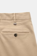 Nahaufnahme der Taille und Rückseite der PT Torino Chino 'Slim Fit' beige aus weichem Baumwolltwill mit leichterm Stretch, schmal zulaufend, französische Taschen, Knopf-Detail und Reißverschluss, fotografiert frontal.
