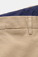 PT Torino Chino 'Slim Fit' beige, Detailaufnahme von Bund und Schlaufe, Baumwolltwill mit leichtem Stretch, weicher Griff, französische Taschen.