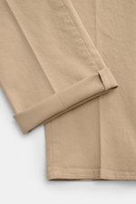 PT Torino Chino 'Slim Fit' beige im Detail, Nahaufnahme aus seitlicher Perspektive, weicher Baumwolltwill mit leichtem Stretch.