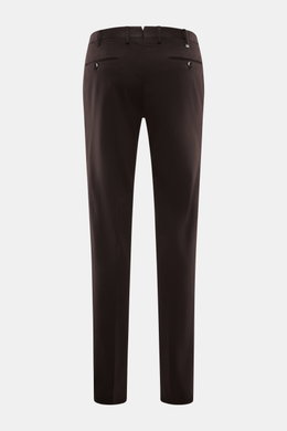 PT Torino Chino 'Slim Fit' dunkelbraun shown from the back, made of classic cotton twill with light stretch, soft touch, slim fit, zipper and waistband buttons, French pockets, small watch pocket, welted back pockets with button, ideal for versatile offic