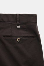 PT Torino Chino 'Slim Fit' dunkelbraun shown from the back waist close-up, made of soft cotton twill with light stretch, featuring zipper and buttons, French pockets, small watch pocket, and welted back pockets with button, perfect for versatile office lo