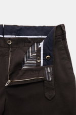 Close-up front view of PT Torino Chino 'Slim Fit' dunkelbraun showing open zipper, waistband buttons, and striped inner lining in soft, stretchy cotton twill fabric. For this chino, PT TORINO chooses classic cotton twill in a soft quality and adds a sligh