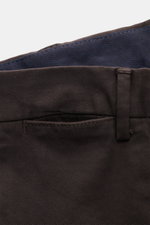 Close-up image of the waistband and pocket area of PT Torino Chino 'Slim Fit' dunkelbraun, showcasing cotton twill fabric with light stretch, soft touch, zipper and waistband buttons, French pockets, small watch pocket, and welted back pockets with button