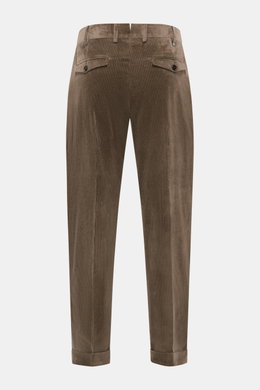 Rückansicht der braunen PT Torino Cordhose 'Rebel Fit' aus reiner Baumwolle, weich, elastisch, tapered Fit, knöchellang, mit Bundhaken, Uhrentasche, französischen Taschen und fixiertem Saumaufschlag.