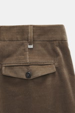 PT Torino Cordhose 'Rebel Fit' braun aus Cord Baumwolle, Detailaufnahme von hinten mit geknöpfter Gesäßtasche und fixiertem Saumaufschlag.