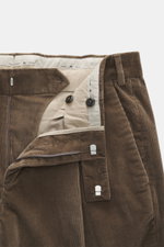 PT Torino Cordhose 'Rebel Fit' braun aus weichem, elastischem Baumwoll-Cord, Tapered Fit, knöchellang, mit Reißverschluss, Bundhaken, Uhrentasche, französischen Taschen, fixiertem Saum, Detailfoto von oben.