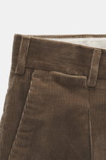 Nahaufnahme der Bundpartie der PT Torino Cordhose 'Rebel Fit' braun aus reiner Baumwolle, Cord, weicher Griff, schmal zulaufend, Tapered Fit.