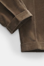 Nahaufnahme der PT Torino Cordhose 'Rebel Fit' braun aus Cord-Baumwolle, Detailansicht vom fixierten Saumaufschlag, weicher Griff.