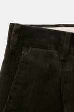 Close-up front view of PT Torino Corduroy pants 'Rebel Fit' dark brown, corduroy made of pure cotton, slightly elastic, very soft feel, tapered fit, regular thigh width, ankle length, very narrow tapering, zipper and waistband hook, single waistband pleat
