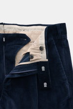PT Torino Cordhose 'Rebel Fit' navy von oben fotografiert, Cord aus reiner Baumwolle, leicht elastisch, weicher Griff, Tapered Fit, knöchellang, Bundhaken.