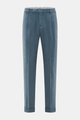 PT Torino Hose 'The Rebel' rauchblau, frontale Nahaufnahme, Twill aus Modal & Baumwolle, reguläre Passform, tapered Fit, knöchellang, Bundfalte, Saumaufschlag.