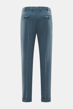PT Torino Hose 'The Rebel' rauchblau, hinten fotografiert, knöchellang, sehr schmal zulaufend mit geknöpften Gesäßtaschen aus weichem Twill.