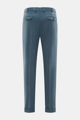 PT Torino Hose 'The Rebel' rauchblau, hinten fotografiert, knöchellang, sehr schmal zulaufend mit geknöpften Gesäßtaschen aus weichem Twill.