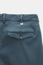 Nahaufnahme der rückseitigen Bundpartie der PT Torino Hose 'The Rebel' rauchblau aus Twill mit geknöpfter Gesäßtasche, Bundschlaufen und feinem Detail.