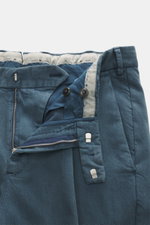 PT Torino Hose 'The Rebel' rauchblau aus Twill mit Modal und Baumwolle, leicht elastisch, weicher Griff, Tapered Fit, reguläre Oberschenkelweite, knöchellang, Detailansicht des offenen Bunds mit Zip Fly und Knöpfen.