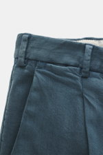PT Torino Hose 'The Rebel' rauchblau, Detailaufnahme Bund mit Gürtelschlaufen aus Twill-Modal-Baumwolle, schmal zulaufend, Zip Fly, weicher Griff.
