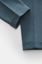 PT Torino Hose 'The Rebel' rauchblau, Detailaufnahme des Beinabschlusses mit fixiertem Saumaufschlag, Twill aus Modal und Baumwolle, Tapered Fit, knöchellang.
