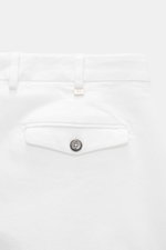 PT Torino Hose 'The Rebel' weiß, Detailaufnahme von hinten, Twill aus Modal und Baumwolle, geknöpfte Gesäßtasche, fixierter Saumaufschlag.