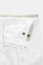 Nahaufnahme der geöffneten Bundinnenseite der PT Torino Hose 'The Rebel' weiß, Twill aus Modal und Baumwolle, Zip Fly, Knöpfe, weicher Griff.